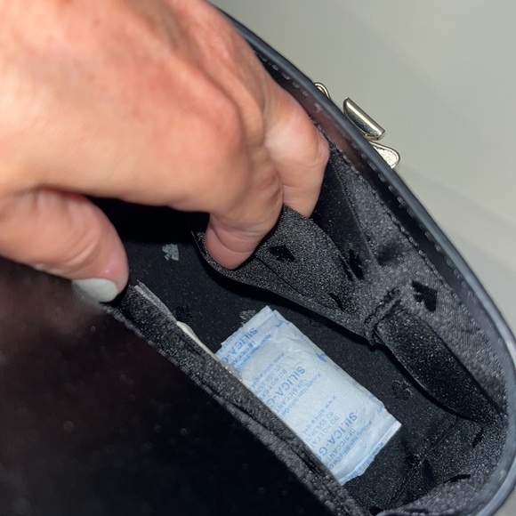 Kate spade, small black handle bag with removable gold crossbody chain, new - Picture 7 of 12